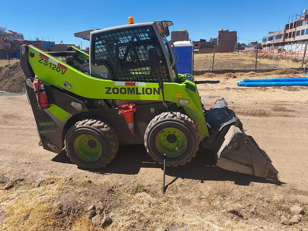 Minicargador de la flota de DUNIMAR en una obra