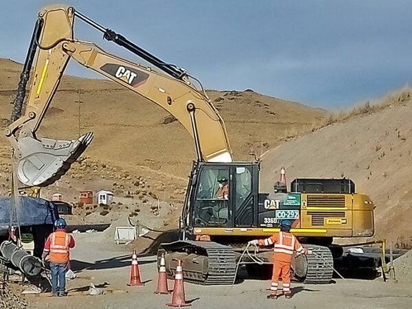 Excavadora CAT 330 de DUNIMAR trabajando en una obra minera
