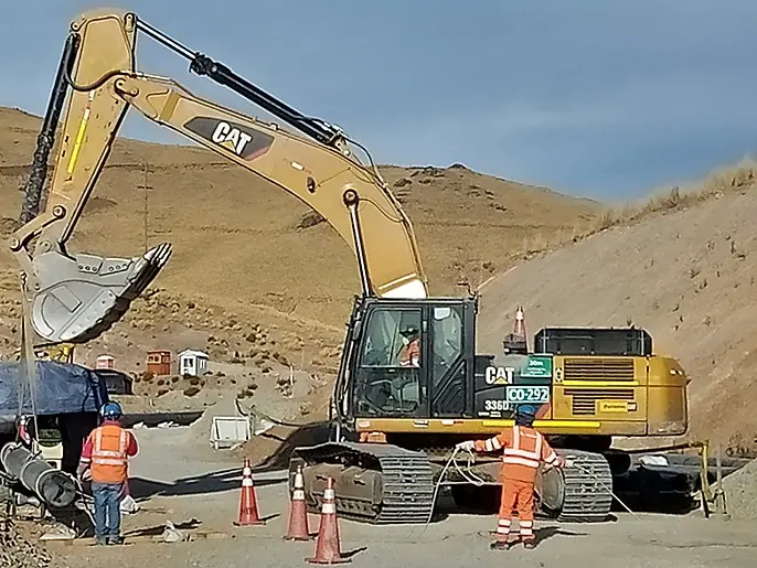 Excavadora CAT 330 de DUNIMAR trabajando en una obra minera