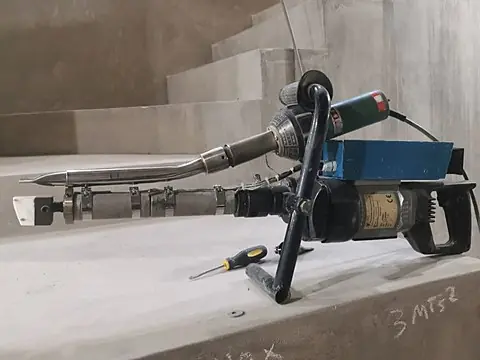 Extrusora Polyweld WB 9000 soldando geomembrana