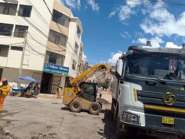 Mini cargador de DUNIMAR cargando material junto a un volquete