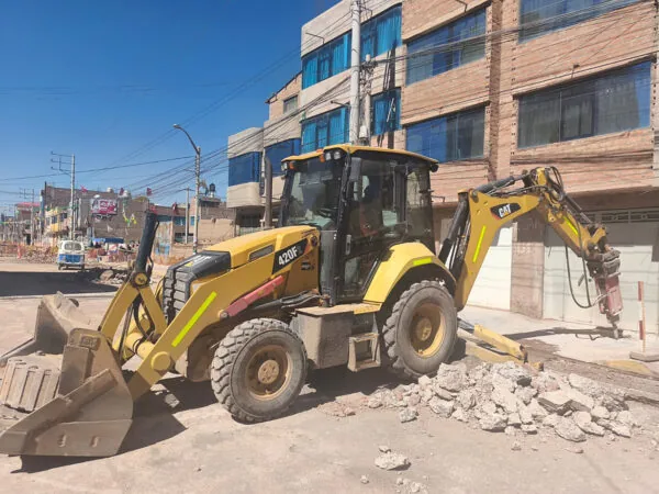 Retroexcavadora CAT 420F2 con martillo hidráulico rompiendo concreto
