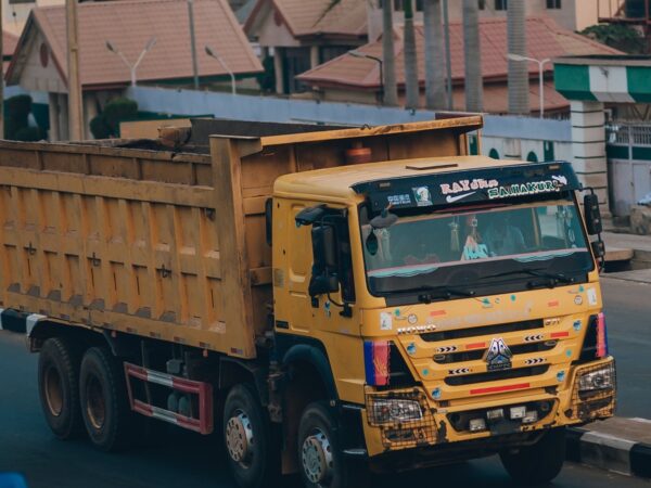 Volquete amarillo de 15 m³ para acarreo de material
