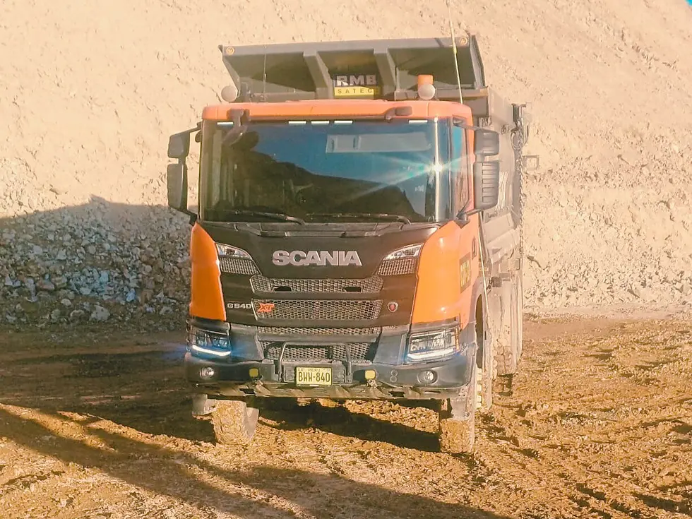Volquete Scania de 15 m³ de DUNIMAR en una cantera